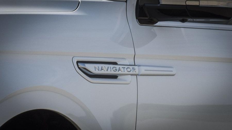 Детали экстерьера Lincoln Navigator L Monochromatic Package 2019 года  (фото 2 из 6)